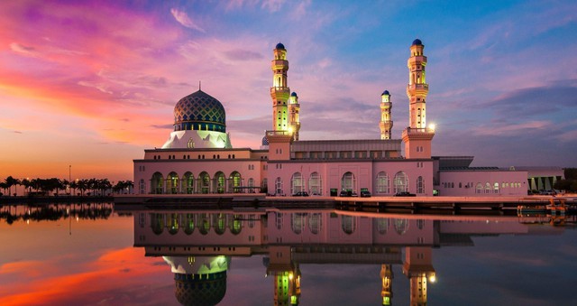 Malaysia: Nhà thờ Hồi giáo cấm cửa du khách sau video nhảy khiêu gợi - Ảnh 1.