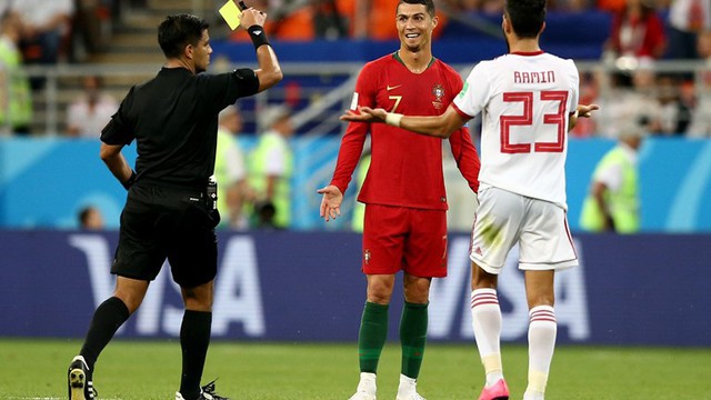 HLV Iran lớn tiếng chỉ trích VAR: Cris Ronaldo xứng đáng 1 thẻ đỏ - Ảnh 2.