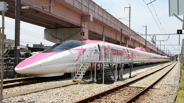 Mê mẩn với tàu cao tốc Hello Kitty siêu dễ thương ở Nhật Bản - Ảnh 1.