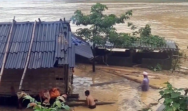Sạt lở đất đá do mưa lũ tại Lai Châu, 24 hộ dân bị vùi lấp - Ảnh 1.