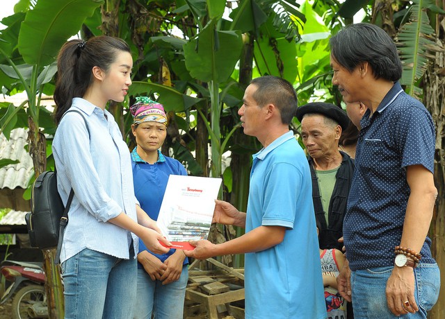 Hoa hậu Đỗ Mỹ Linh giản dị đi cứu trợ đồng bào vùng lũ Hà Giang - Ảnh 3.