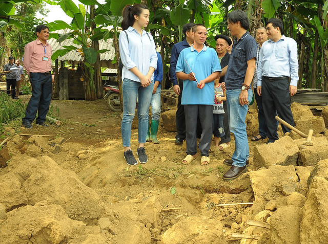 Hoa hậu Đỗ Mỹ Linh giản dị đi cứu trợ đồng bào vùng lũ Hà Giang - Ảnh 2.