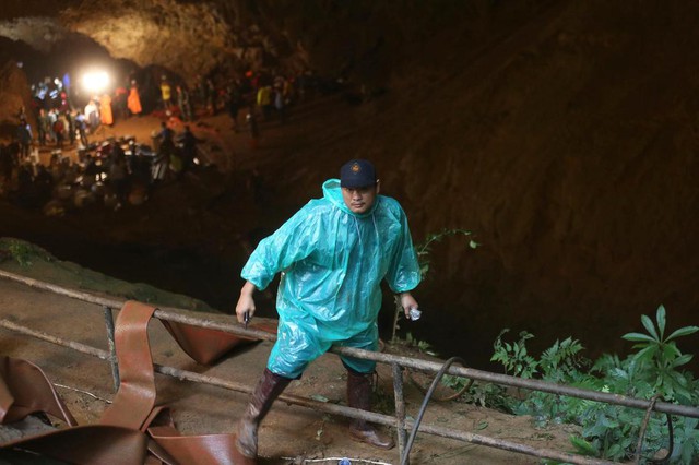 Truyền thông Thái Lan bị cáo buộc cản trở việc cứu hộ đội bóng mắc kẹt trong hang động - Ảnh 4.
