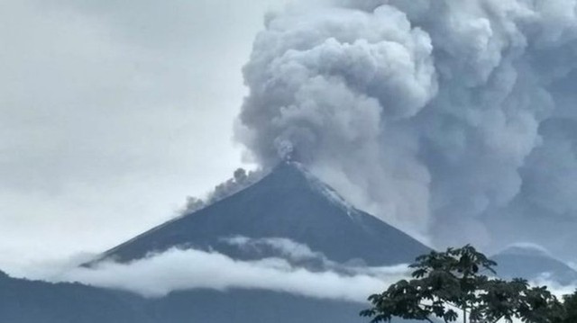 Núi lửa Guatemala phun trào, hàng trăm người thương vong - Ảnh 1.