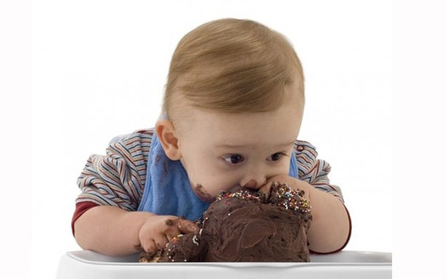 Thức ăn cần tránh cho trẻ ăn trong năm đầu tiên - Ảnh 4.