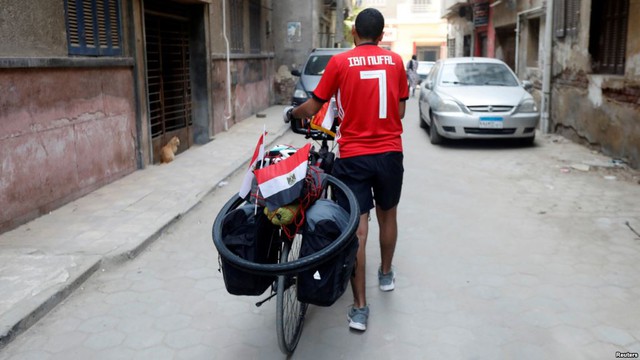 Anh chàng người Ai Cập sang Nga xem World Cup … bằng xe đạp - Ảnh 2.