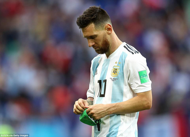 Khoảnh khắc Messi và Cris Ronaldo thất thần rời FIFA World Cup™ 2018 - Ảnh 4.