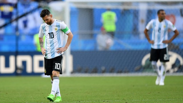 Khoảnh khắc Messi và Cris Ronaldo thất thần rời FIFA World Cup™ 2018 - Ảnh 2.