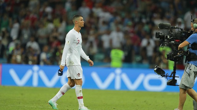 Khoảnh khắc Messi và Cris Ronaldo thất thần rời FIFA World Cup™ 2018 - Ảnh 7.