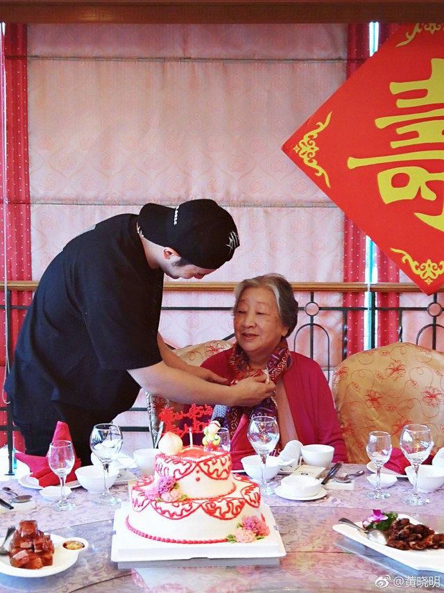 Huỳnh Hiểu Minh hạnh phúc mừng thọ bà ngoại nhưng vắng bóng bà xã Angelababy - Ảnh 4.