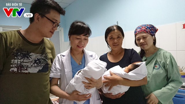 Sau 8 năm chạy chữa vô sinh: 2 cô con gái chào đời - Ảnh 1.