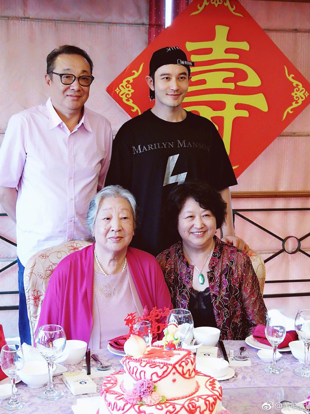 Huỳnh Hiểu Minh hạnh phúc mừng thọ bà ngoại nhưng vắng bóng bà xã  Angelababy 