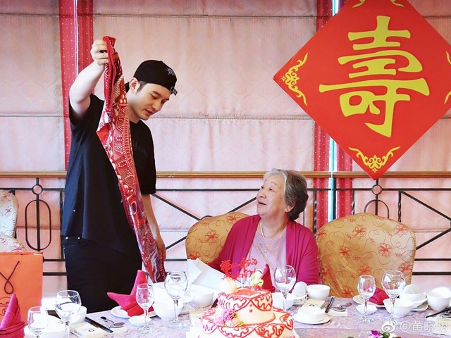 Huỳnh Hiểu Minh hạnh phúc mừng thọ bà ngoại nhưng vắng bóng bà xã Angelababy - Ảnh 2.