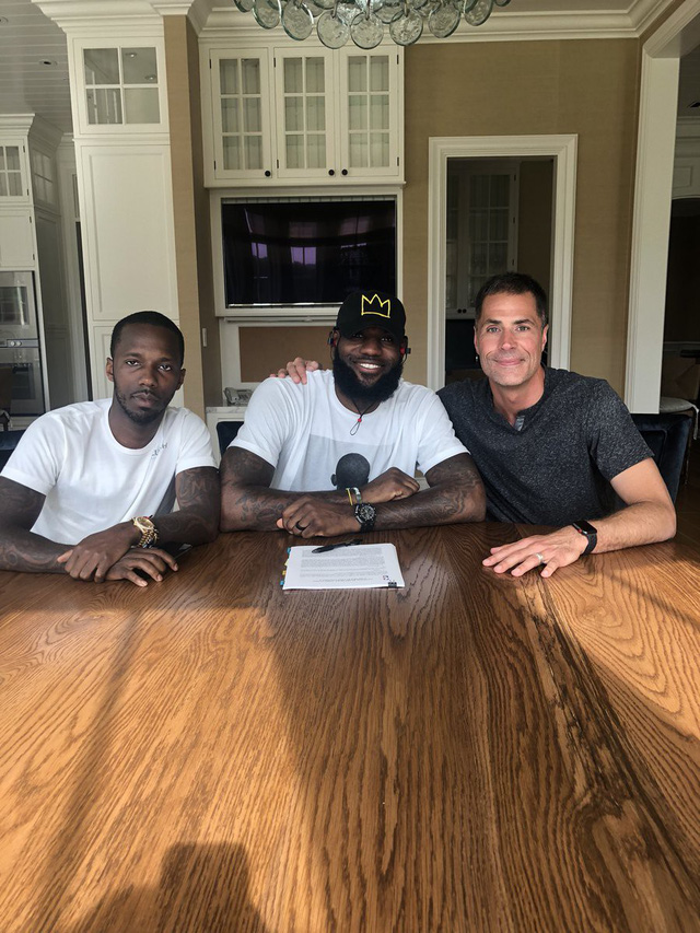 LeBron James chính thức ký hợp đồng với Los Angeles Lakers - Ảnh 1.