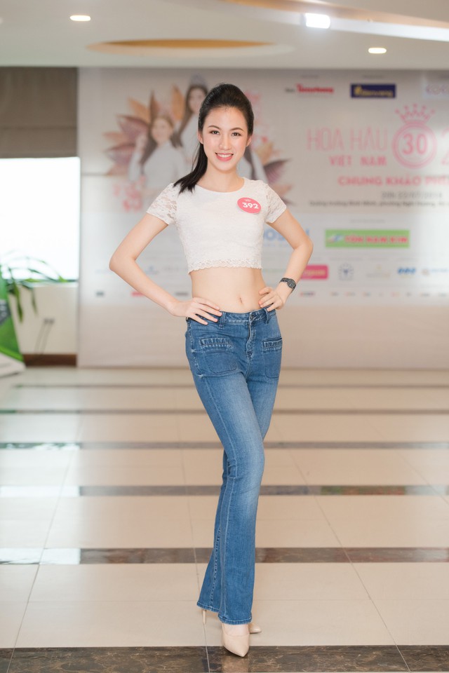 BTV Tuyết Trang khoe vòng eo con kiến dự thi Hoa hậu Việt Nam 2018 - Ảnh 2.