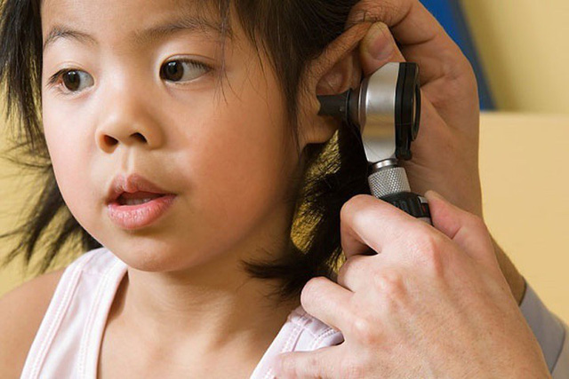 Những kiến thức mẹ cần biết để phát hiện sớm viêm tai giữa ở trẻ - Ảnh 2.