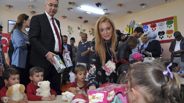 Lindsay Lohan muốn nhận con nuôi sau khi gặp gỡ trẻ em tị nạn Syria - Ảnh 2.