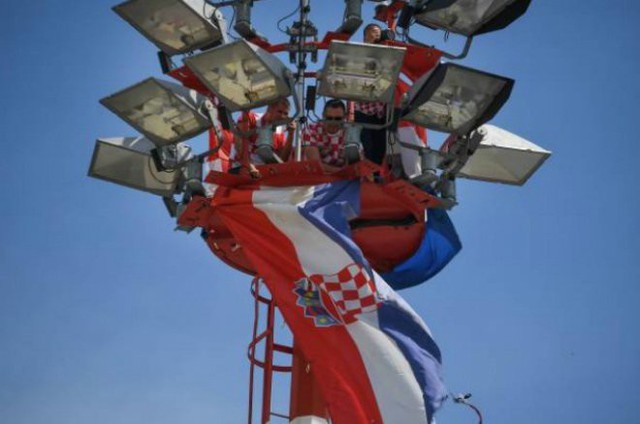 Biển người chào đón ĐT Croatia tại quê nhà - Ảnh 9.