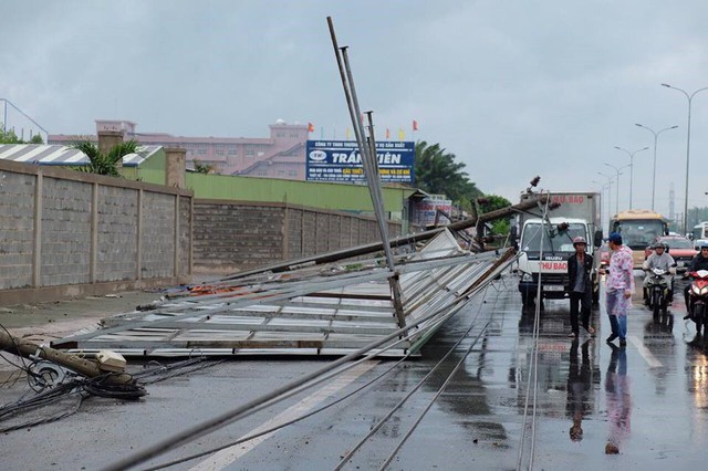 Lốc xoáy làm đổ hàng loạt trụ điện tại Bà Rịa - Vũng Tàu - Ảnh 2.