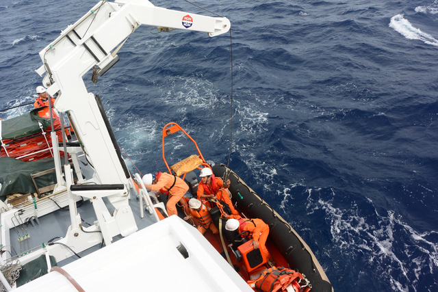 Cứu nạn thuyền viên tàu TTH 94448 TS bị nhồi máu não trên biển - Ảnh 2.