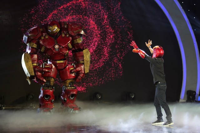 Iron Man khổng lồ xuất hiện trên sân khấu Ảo thuật siêu phàm - Ảnh 1.