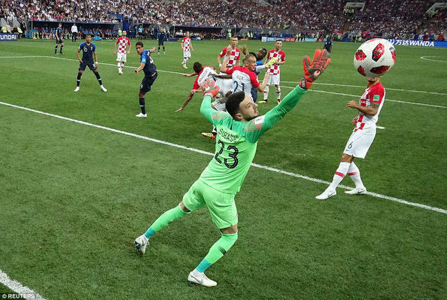 ẢNH: Những khoảnh khắc đáng nhớ trong trận chung kết FIFA World Cup 2018 - Ảnh 2.