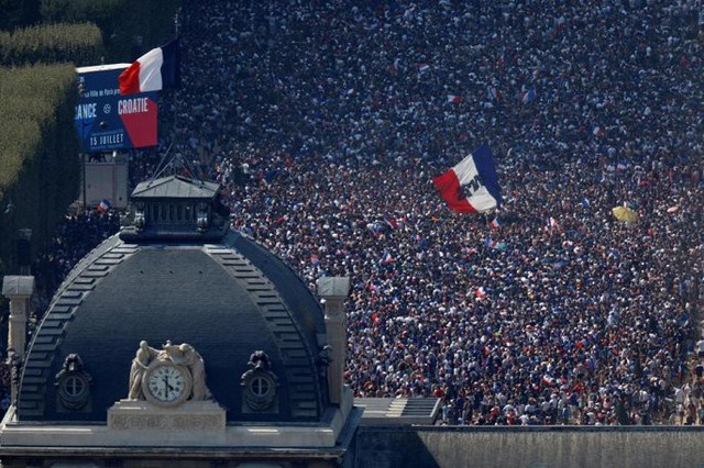 ẢNH: Người dân Pháp đổ ra đường ăn mừng chức vô địch World Cup 2018 - Ảnh 2.