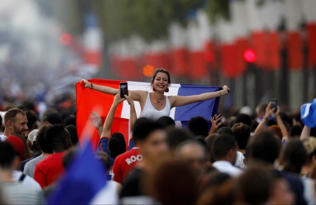 ẢNH: Người dân Pháp đổ ra đường ăn mừng chức vô địch World Cup 2018 - Ảnh 16.