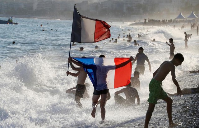 ẢNH: Người dân Pháp đổ ra đường ăn mừng chức vô địch World Cup 2018 - Ảnh 13.
