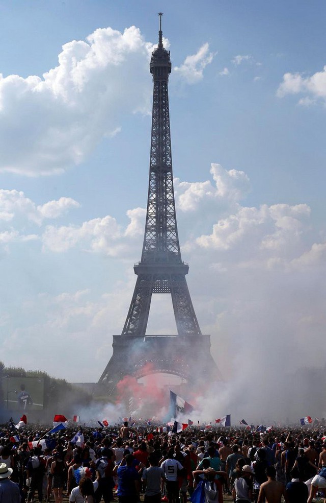 ẢNH: Người dân Pháp đổ ra đường ăn mừng chức vô địch World Cup 2018 - Ảnh 3.