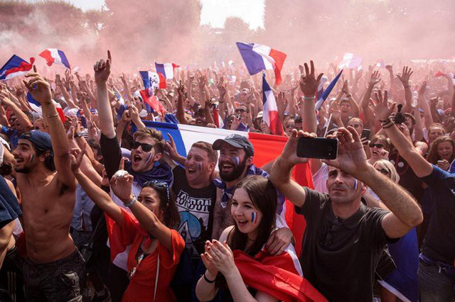 ẢNH: Người dân Pháp đổ ra đường ăn mừng chức vô địch World Cup 2018 - Ảnh 11.