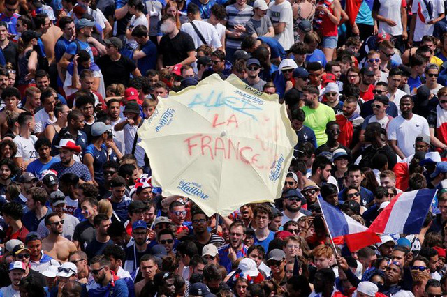 ẢNH: Người dân Pháp đổ ra đường ăn mừng chức vô địch World Cup 2018 - Ảnh 6.