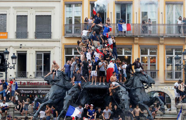 ẢNH: Người dân Pháp đổ ra đường ăn mừng chức vô địch World Cup 2018 - Ảnh 15.