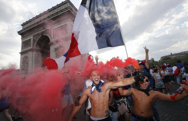 ẢNH: Người dân Pháp đổ ra đường ăn mừng chức vô địch World Cup 2018 - Ảnh 5.
