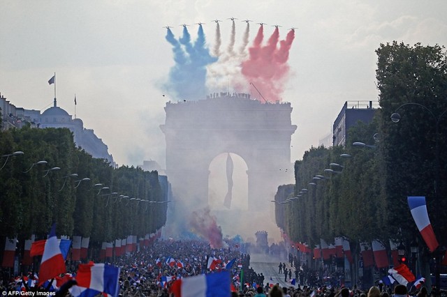 ĐT Pháp mang cúp vàng trở về Paris trước sự chào đón của 500.000 người hâm mộ - Ảnh 12.
