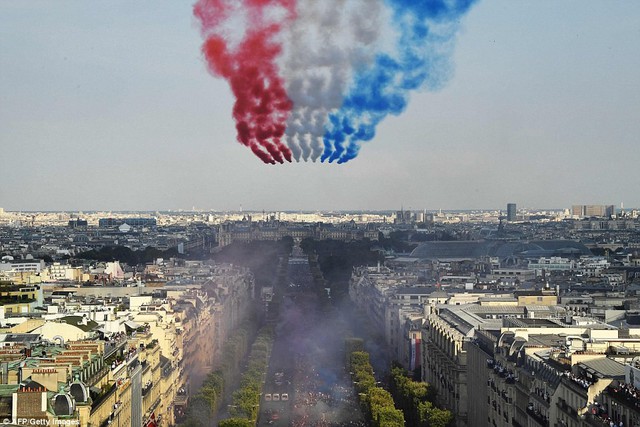 ĐT Pháp mang cúp vàng trở về Paris trước sự chào đón của 500.000 người hâm mộ - Ảnh 14.