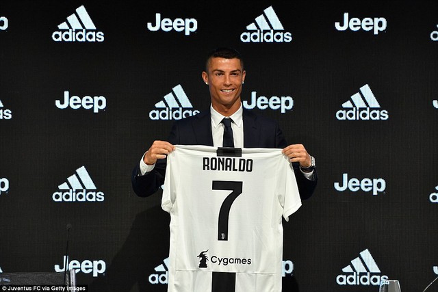 Ronaldo chính thức ra mắt tại Juventus - Ảnh 1.
