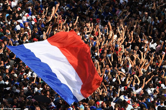 ĐT Pháp mang cúp vàng trở về Paris trước sự chào đón của 500.000 người hâm mộ - Ảnh 6.