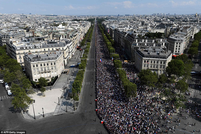 ĐT Pháp mang cúp vàng trở về Paris trước sự chào đón của 500.000 người hâm mộ - Ảnh 8.