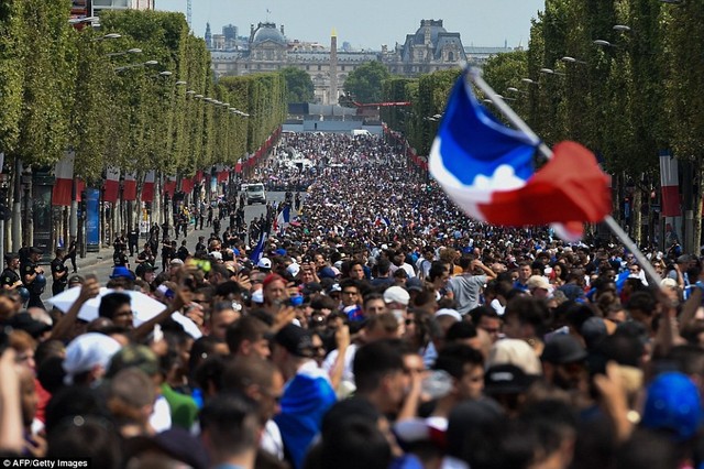 ĐT Pháp mang cúp vàng trở về Paris trước sự chào đón của 500.000 người hâm mộ - Ảnh 9.