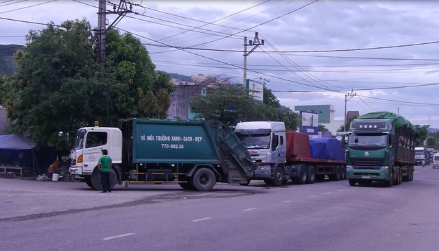 Bình Định: Dân chặn đường do xe tải lưu thông gây bụi bẩn - Ảnh 1.