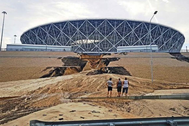 Nga: Sân vận động mới xây đã hỏng ngay sau World Cup - Ảnh 2.