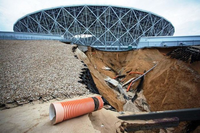 Nga: Sân vận động mới xây đã hỏng ngay sau World Cup - Ảnh 1.