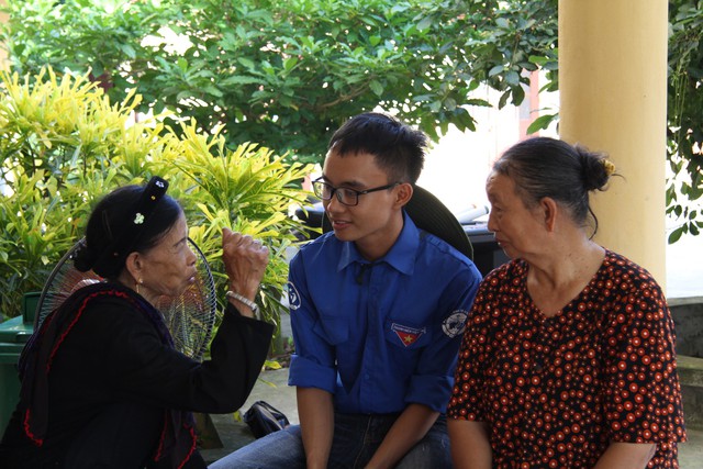 Đội Sinh viên tình nguyện Đồng hương Hải Dương trao hơn 100 suất thuốc trong chương trình Ngày hội y tế 2018 - Ảnh 1.