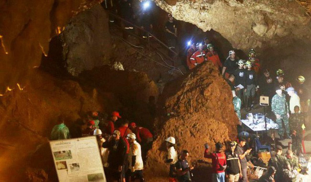 NÓNG: Đã tìm thấy đội bóng thiếu niên bị mắc kẹt trong hang ở Thái Lan - Ảnh 1.