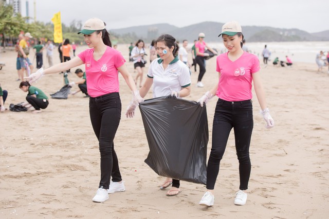 Thí sinh Hoa hậu Việt Nam 2018 dọn rác trên bãi biển Cửa Lò sau bão số 3 - Ảnh 2.