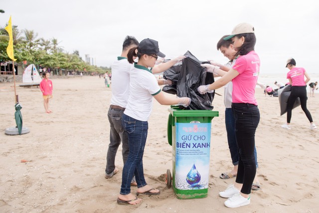 Thí sinh Hoa hậu Việt Nam 2018 dọn rác trên bãi biển Cửa Lò sau bão số 3 - Ảnh 7.