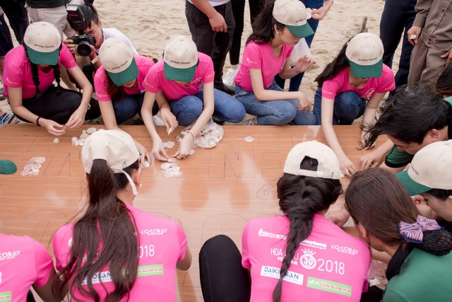 Thí sinh Hoa hậu Việt Nam 2018 dọn rác trên bãi biển Cửa Lò sau bão số 3 - Ảnh 5.