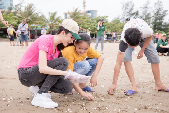 Thí sinh Hoa hậu Việt Nam 2018 dọn rác trên bãi biển Cửa Lò sau bão số 3 - Ảnh 6.