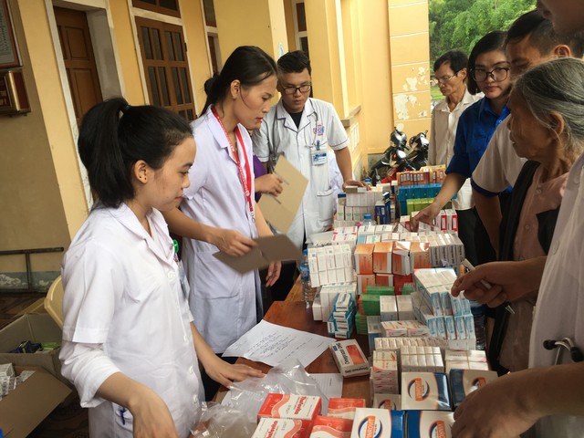 Khám bệnh, phát thuốc miễn phí cho 500 người dân tại Hà Tĩnh - Ảnh 2.
